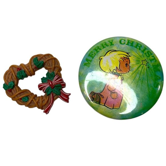 Vintage Holiday Christmas Pins Hallmark Plastic Wreath 2.25" Pinback - Picture 1 of 7